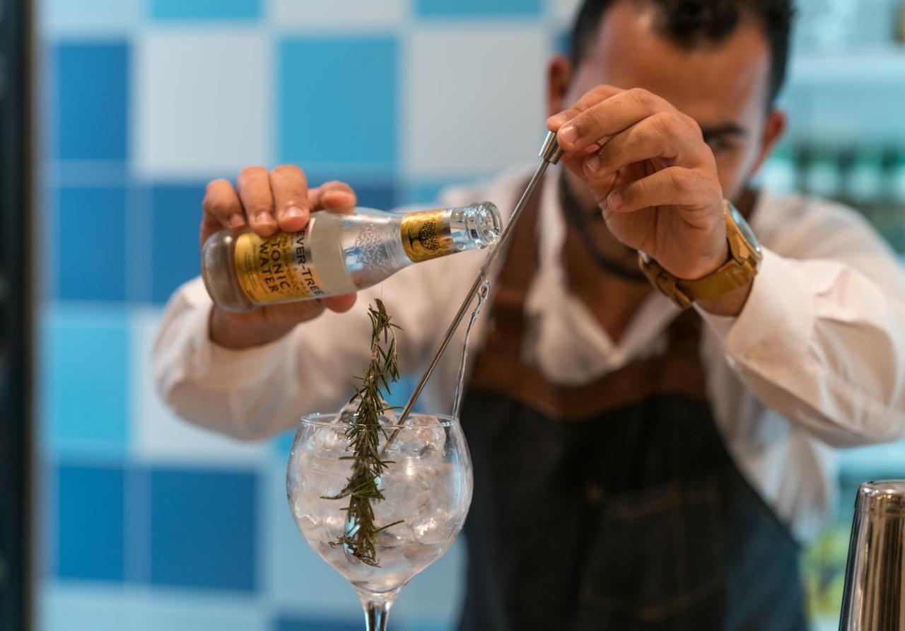 伊波罗之星精选萨比拉酒店-仅供成人入住 阿德耶 外观 照片 A bartender preparing a gin and tonic